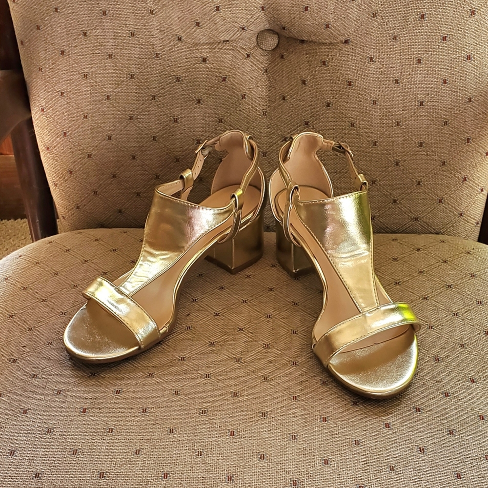 Nature Breeze Womens Gold Sandals Size 6